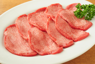一度食べたら誰もがやみつきになること間違いなし。厚めのカットで旨味や歯ごたえ十分の『牛タン塩』