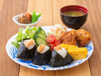 主菜と副菜をバランスよく揃えた、彩り豊かなワンプレート『天むすランチ』