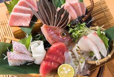 その日に届く鮮魚が並ぶ『本マグロ劇場 刺身盛り』