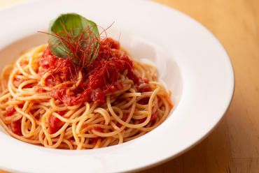 定番人気の一皿『モッツァレラチーズのとろ~り糸引きトマトパスタ』