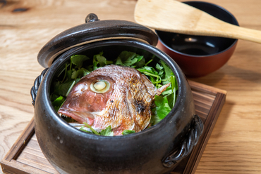四季折々の旨みを味わえる『季節の炊き込みご飯』(2人前2合~ 赤だしの味噌汁付き)