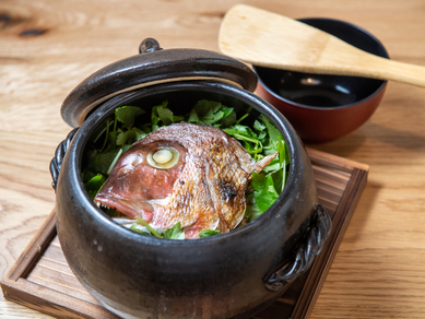 四季折々の旨みを味わえる『季節の炊き込みご飯』(2人前2合~ 赤だしの味噌汁付き)