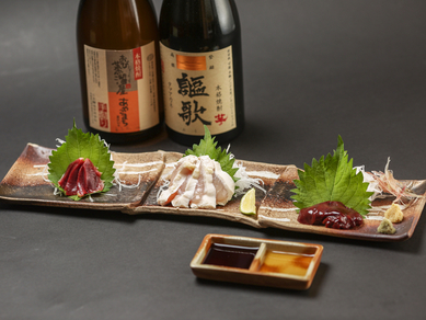 滋味深い味わいが地鶏をこよなく愛するゲストの舌を唸らせる『鶏お造り三点盛り』