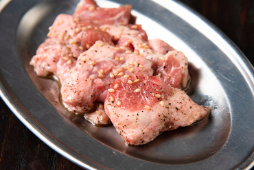 2つの食感が楽しい。店自慢の名物料理『タンモトショーグン フル』