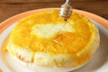 かぼちゃの甘みとチーズのマリアージュが楽しめる『シカゴPIZZA PUMPKIN(ハチミツ付)』