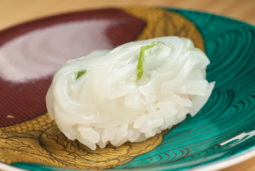 繊細な職人技で食感と甘みを引き出した『イカ握り』
