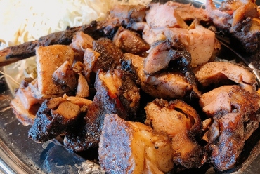 ピリ辛胡椒×ニンニク醤油の味わいでビールが進む『親鶏の骨付きオーブン焼き』