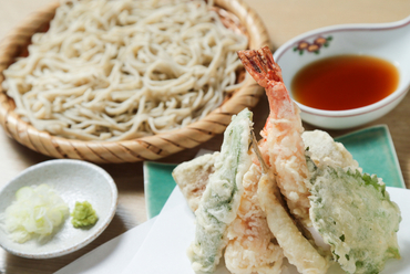 風味の良い蕎麦と、サクサクの天婦羅を一緒に味わえる人気の『天婦羅せいろ』