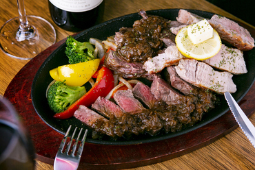 あらゆる「肉」が味わえる、ボリューミーな『Steak盛り』