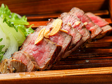 肉を塊ごと焼いたボリューム満点の看板メニュー『US牛のモモ肉塊ステーキ』