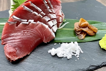 『ウツボの薄造り』うま味が強く脂がのって美味|完全予約制