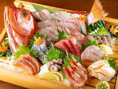 新鮮な魚介を楽しめる、豪華な『くらしま大漁盛り10種』
