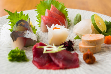 料理経験の長い店主の目利きで厳選。東北各県の旬の魚『おまかせ盛合せ』