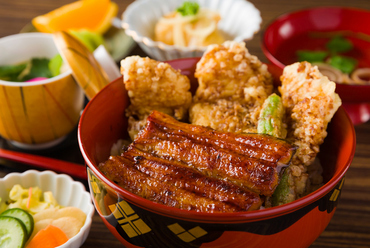 2種類の異なる食材を一度に楽しめる『伊達な親せき丼』