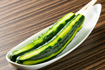 見た目のインパクトも抜群。しっかり味の入ったきゅうりを片手に、ついついお酒が進む『かっぱ一本漬け』