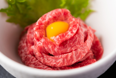 口の中でとろけるような『黒毛和牛ローストビーフユッケ』