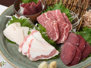 「よかもん」の真骨頂はこれ『熊本直送!!日替り 特撰馬刺し盛合せ』