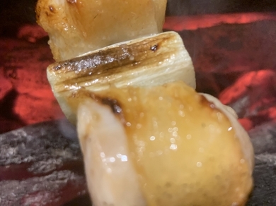 味付けは塩のみとシンプルにすることで、肉のおいしさがダイレクトに感じられる『ねぎま』