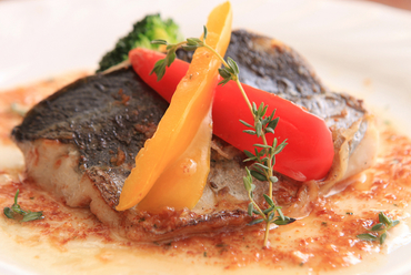 ふわりと崩れる鮮魚を自家製ソースで食す『本日の魚のポワレ』