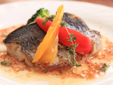 ふわりと崩れる鮮魚を自家製ソースで食す『本日の魚のポワレ』