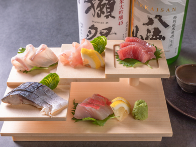 北海道の生ウニやノドグロも! その日仕入れた鮮魚7~10種から、好みで選べる『刺身五点盛り』