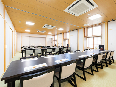 おいしい料理と酒で、新しい年を迎える喜びをお祝い