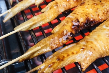 じっくり時間をかけた燻製料理。【馬鹿ト煙ハ】名物の人気メニュー『燻製手羽先串』
