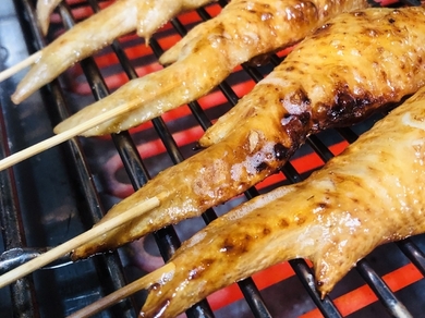 じっくり時間をかけた燻製料理。【馬鹿ト煙ハ】名物の人気メニュー『燻製手羽先串』