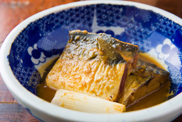 パンチの効いたしっかりとした味つけでじっくり煮込んであり、お酒にもご飯にも良く合う『さばの味噌煮』
