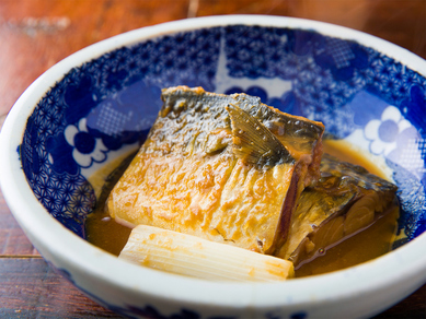 パンチの効いたしっかりとした味つけでじっくり煮込んであり、お酒にもご飯にも良く合う『さばの味噌煮』