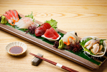 料理人の目利きで厳選。近海でとれた新鮮な魚介をふんだんに使った一皿『お刺身五点盛』