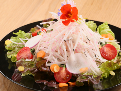 農家直送の新鮮野菜と手づくりのドレッシングが好相性の『竹サラダ』