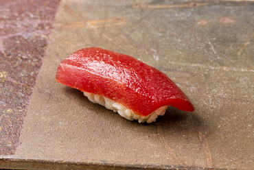 身のふんわり感と赤酢のシャリの一体感が絶妙。昆布の香りを移した『春子鯛』