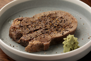 長年の試行錯誤を経て進化。ジューシーな食感の『とろける茹で牛タン』