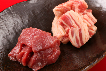 赤身とバラ肉を盛り合わせて一皿に。生肉の柔らかさとおいしさに驚かされる『生ラム ジンギスカン』