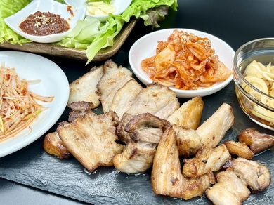 牛・豚・鶏コンプリートの贅沢な一皿『豪華お肉3種盛り』