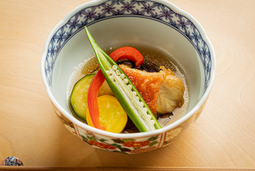彩り豊かに盛付けられた『夏野菜と金目鯛の南蛮漬け』は目でも楽しめる一皿