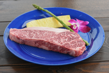低温で溶けていく脂はサラリとしており、肉の甘みを引き立たせている『淡路ビーフ』