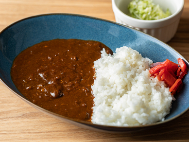 大辛の味がやみつきになるとリピーター多数!名店の味を再現した『そこそこ 牛すじカレー』