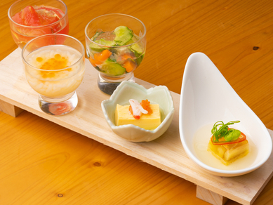 新鮮な野菜と魚介を味わう『季節の小鉢』