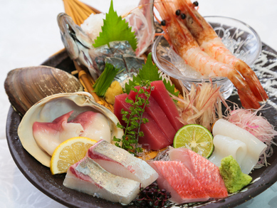 鮮魚をたっぷり楽しめる『刺身2人盛り』