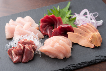 訪れたら必ず食したい! ゲストに大人気の『播州百日鶏のお刺身五種盛』