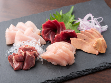 訪れたら必ず食したい! ゲストに大人気の『播州百日鶏のお刺身五種盛』