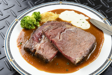柔らかな食感とトリュフの香りを楽しめる『極厚ローストビーフ トリュフがけ』