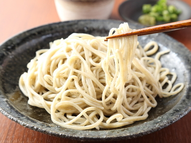 香りや味、喉ごしといった、蕎麦の神髄がしっかりと堪能できる『ざる蕎麦』