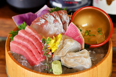 春夏秋冬の旬の魚介をあしらった『お刺身盛り合わせ(お通し)』