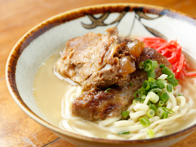 一度食べるとやみつきになる柔らかさの『軟骨ソーキそば』