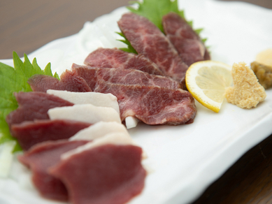 噛むほどに口いっぱいに肉のうま味があふれ、熊本の郷土料理を堪能できる『馬刺し 赤身』