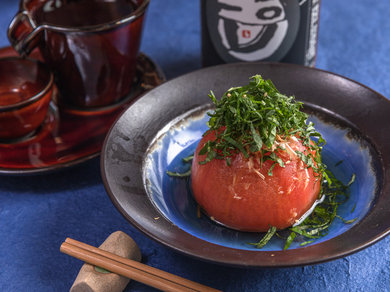 一口頬張ると鰹だしの味わいが口いっぱいに広がる『おばんざい トマト おひたし』