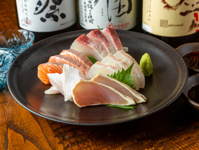 鮮度抜群の魚介を味わえる『お造りの盛り合わせ』